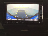 バックでの車庫入れも安心です!リアカメラが付いているバックモニター付のナビを装備しております。操作線もついており距離感も画面から確認できます。