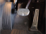 【ペダル】BMWはオルガン式アクセルペダルを採用しています。踏み込む足とペダルが同じ軌跡を描くため、かかとがずれにくく、アクセルコントロールがよりしやすくなるメリットがあります。