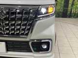 【LEDヘッドライト】悪天候や夜間走行時も良好な視界を確保し安心して運転できる高輝度LEDヘッドライトを装備!点灯速度が早く、消費電力も抑えられています。
