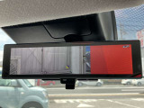 後方確認がしにくい時に便利なスマートルームミラー付き。後方にあるカメラからの映像がミラーに映されます。