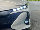 【LEDヘッドライト】悪天候や夜間走行時も良好な視界を確保し安心して運転できる高輝度LEDヘッドライトを装備!点灯速度が早く、消費電力も抑えられています。