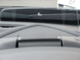 運転視界の遠方上方に虚像を投影することで前を見ながら情報の視認ができます。本当にドライバーが必要な情報を適切に伝え、楽しんで頂くことを考えた新世代装備です。※虚像は1.5m前方に浮かぶイメージです。