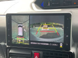 上から見下ろしているような視点で周囲が確認できるアラウンドビューモニターです。上から見下らしているような映像によって縦列駐車もラクラク、駐車が苦手な人の強い味方です!