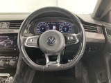 Volkswagen全車共通の上質な本革を使用した手触りのしっとりとしたステアリングです。唯一素肌が触れるハンドルは上位モデルと同じ握り心地になっております。