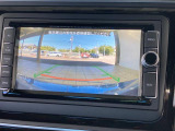 ギアをリバースに入れると車両後方の映像を映し出します。画面にはガイドラインが表示され、車庫入れや縦列駐車などの際に安全確認をサポートします。