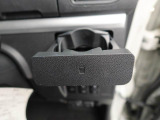 カップホルダーは運転席や助手席からちょうど手の届く位置です!!