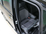 程よい硬さとホールド性が高いシートで長時間運転も快適です。