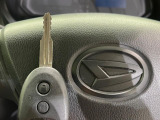 【キーレス】少し離れた場所からでもボタン一つでドアの開錠・施錠ができるのでとっても便利!ドアの鍵穴周りに傷をつけることもありません