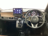 車内は光触媒抗菌消臭施工済です。スタイリッシュなデザインで暖かみのあるインパネ周りを演出します。グローブボックスやカップホルダーのほかにトレーなどたくさんの収納スペースが装備されています。