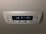 ルーフ中央にエアコン操作パネルがついていますので、2列目・3列目にお乗りの方も快適に過ごせます。