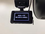 ドライブレコーダー(社外品)が前方の監視をしてくれます。衝突や急ブレーキなどを感知した場合に、記録された動画が万が一の際に直前の状況を把握する手助けとなります。