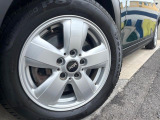 ●純正アルミホイール:輸入車ならではの卓越した走りを支えるホイールと足回りです!日本車の走りに慣れている方にもぜひ体感して頂きたい程高いレベルでまとまっています!