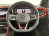 Volkswagen全車共通の上質な本革を使用した手触りのしっとりとしたステアリングです。唯一素肌が触れるハンドルは上位モデルと同じ握り心地になっております。