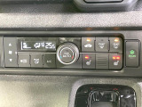 【オートエアコン】一度お好みの温度に設定すれば、車内の温度を検知し風量や温度を自動で調整。暑い&hellip;寒い&hellip;と何度もスイッチ操作をする必要はありません。快適な車内空間には必須の機能ですね♪