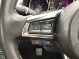 運転中でも操作ができるステアリングコントロールボタンも付いています。手元でオーディオ操作も安全でかつ楽々ですね!!