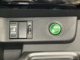 左側電動スライドドアは運転席からでも操作ができるように、ハンドル付近に開閉の操作スイッチが付いています。燃費に役立つECONボタンもここです。
