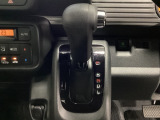 CVT車のセレクトレバーです。低速から高速まで、変速ショックのないスムーズな走りを実現するとともに、エンジン効率のよい領域を維持することで燃費にも貢献します。