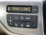 【オートエアコン】一度お好みの温度に設定すれば、車内の温度を検知し風量や温度を自動で調整。暑い&hellip;寒い&hellip;と何度もスイッチ操作をする必要はありません。快適な車内空間には必須の機能ですね♪