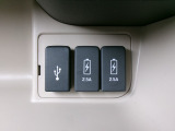 通常のUSB入力端子の他にスマホ充電に対応した2.5AのUSB端子を2箇所装備しています。