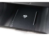 モバイル機器の充電に便利なQi非接触タイプの充電器をセンターコンソールに設置。