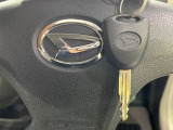 【キーレス】少し離れた場所からでもボタン一つでドアの開錠・施錠ができるのでとっても便利!ドアの鍵穴周りに傷をつけることもありません♪