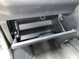 【グローブボックス】自動車黎明期にドライバーが手袋を収納していたのが由来の収納スペース☆現代では車検証等を収納することが多いです☆