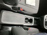 便利なカップホルダーを装備しています。缶ジュースを開けて運転していると振動で倒れないかヒヤヒヤ、意外と置き場に困るもの。 意外に重要な装備ですね。