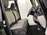 女性でも運転がしやすいように、シートの高さ調整機能(シートリフター)がついています。運転席と助手席の間が空いている為、助手席側への移動がスムーズです。交通量の多い道でも助手席側から乗り降りができます。