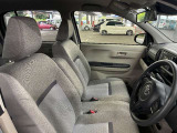 運転席の画像です。足元やシートまわりに余裕があり、リラックスした姿勢で運転が可能です。視界も良好で操作系へのアクセスもしやすく、快適で安心感のあるドライブをサポートします。