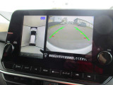 自車を真上から見下ろすように映し出すので周囲の状況が分かるアラウンドビューモニター搭載。フロントカメラとしても使用できます。車庫入れなど苦手な人の頼りになる助っ人です。