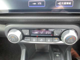 オートエアコン操作部。運転席・助手席シートヒーターあります。