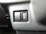 シートヒーターは、シートに内蔵された電熱線で座面を温める装備です。エアコンと違って、すぐに温まり、乾燥しにくいのが特徴です。個別にON/OFFできるので、搭乗者の好みに合わせられます。