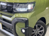 【LEDヘッドライト】悪天候や夜間走行時も良好な視界を確保し安心して運転できる高輝度LEDヘッドライトを装備!点灯速度が早く、消費電力も抑えられています。