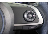追従機能付クルーズコントロール搭載です。先行車を検知して適切な車間距離を保てる速度に調整、先行車がいなくなったら設定速度で走行を続けてくれます。運転操作の負担を軽減し、疲労軽減に貢献してくれます。