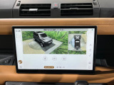 サラウンドカメラ(360&deg;カメラ) 車載のカメラを駆使し、車を真上から見下ろしている映像に変換、センターディスプレイに表示させ、安全な駐車をサポート。縦列駐車や狭い場所への駐車に大きく役立ちます。