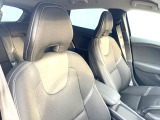VOLVOのシートは人間工学に基づいた設計となっており、長時間の運転でも疲れにくいと定評があります。