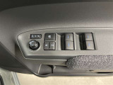 パワーウィンドウスイッチで運転席から全席の窓の開閉ができます♪