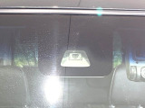 【スマートアシスト】走行中に前方の車両等を認識し、衝突しそうな時は警報とブレーキで衝突回避と被害軽減をアシスト。より安全にドライブをお楽しみいただけます。