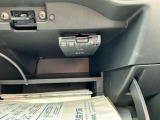 高速道路で割引など色々なサービスが受けられる、ETCは助手席側のセンターコンソールの中にあります。