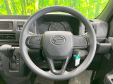 インテリアに合わせたデザインのステアリングは、運転される方のことも考え、運転しやすい形状、大きさです。是非一度、実際に触ってお確かめください。