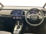 車内は光触媒抗菌消臭施工済です。スタイリッシュなデザインでスポーティなインパネ周りを演出します。グローブボックスやカップホルダーのほかにトレーなどたくさんの収納スペースが付いています。
