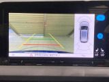 ギアをリバースに入れると車両後方の映像を映し出します。画面にはガイドラインが表示され、車庫入れや縦列駐車などの際に安全確認をサポートします。