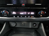 ■オートエアコン(左右独立機能付)、運転席&助手席シートヒーター付。■USB充電端子(タイプA)。■エンジンプッシュスタートボタンです。