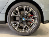 BMWの純正アロイホイールは軽量かつ強度にも優れているホイールで走行性能を引き上げる設計になっております。足元にもBMWは妥協がなくこだわっている個所になります。