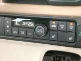 【オートエアコン】一度お好みの温度に設定すれば、車内の温度を検知し風量や温度を自動で調整。暑い&hellip;寒い&hellip;と何度もスイッチ操作をする必要はありません。快適な車内空間には必須の機能ですね♪