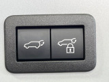 【パワーバックドア】スマートキーや運転席のボタンを押すだけでリアゲートが自動で開閉します!荷物を持っている時や、高い位置にあるバックドアを閉める際に便利な機能です♪