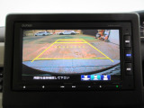 バックカメラの画像です。ガイドラインがスムースな車庫入れをサポートいたします。車庫入れの安心感がアップしますね。