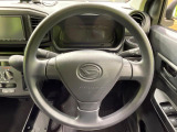 インテリアに合わせたデザインのステアリングは、運転される方のことも考え、運転しやすい形状、大きさです。是非一度、実際に触ってお確かめください。