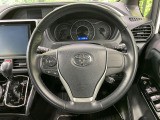 【純正革巻きステアリング】上質な革を使用することで、手にしっかり馴染みとても運転しやすいハンドルです♪