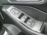 ドアミラーはドアの施錠で自動格納致します。全席オート機能付き全席パワーウィンドウとなっております。